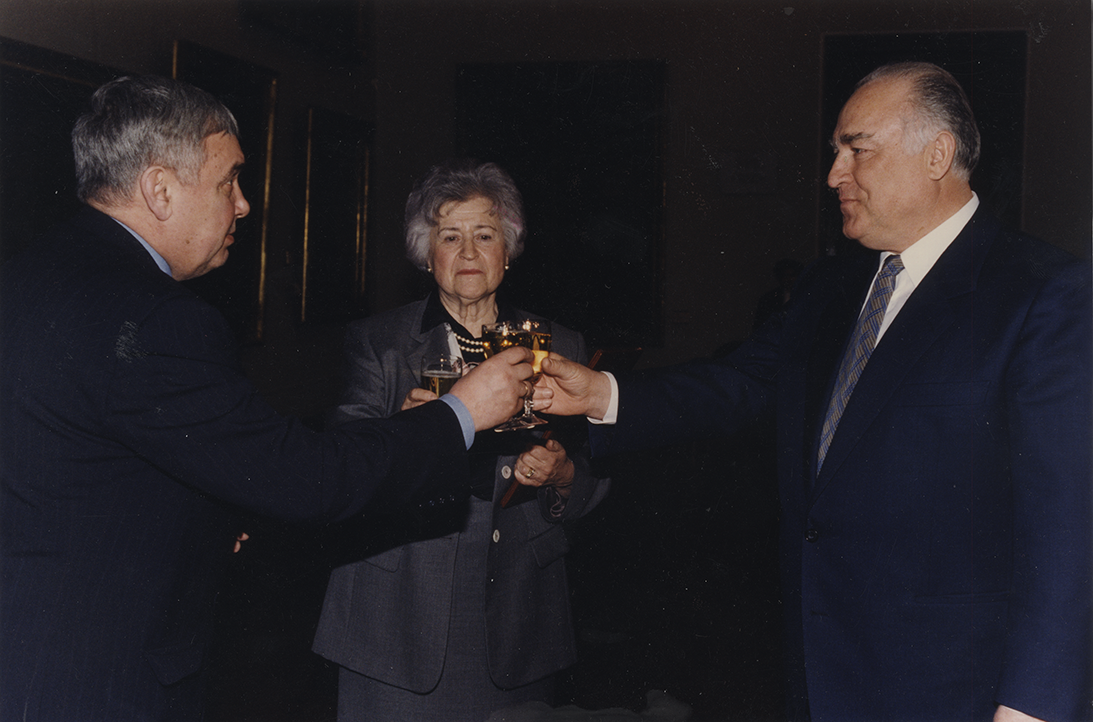 С наступающим 1997 годом! В. С. Черномырдин, И. А. Антонова, Е. Ю. Сидоров С наступающим 1997 годом! В. С. Черномырдин, И. А. Антонова, Е. Ю. Сидоров