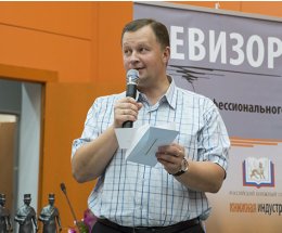 Руководитель книжной категории Wildberries Алексей Кузменко поздравляет журнал