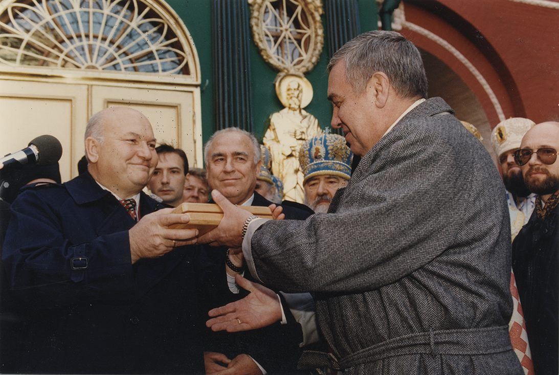 Мэр Ю. М. Лужков вручает министру культуры символический ключ от возрожденной Иверской часовни на Красной площади. Ноябрь, 1995 год