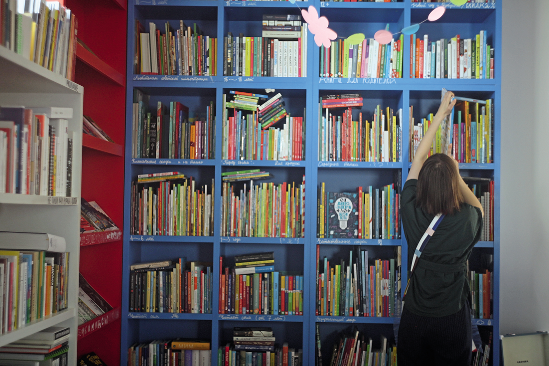 Стеллаж детской литературы в магазине «Никто не спит».Фото Насти Громик