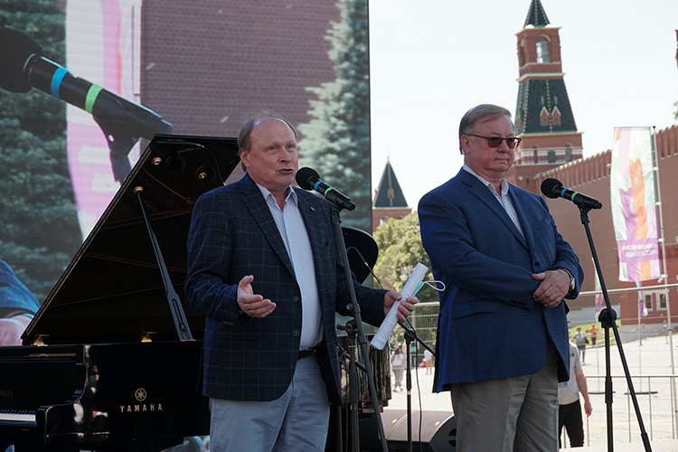 Сергей Степашин и Владимир Толстой на открытии Книжного фестиваля «Красная площадь», июнь 2021 года